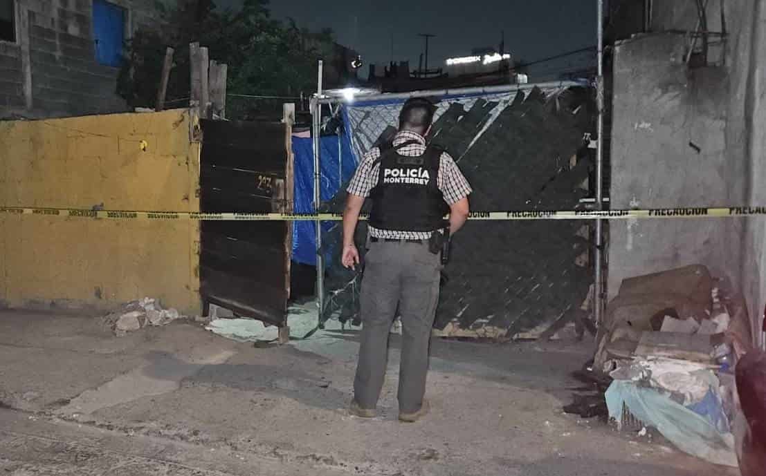 Luego de realizar un cateo en un domicilio de la colonia La Escondida, al poniente de la ciudad, oficiales de la Policía de Monterrey, en coordinación por personal de la AEI, lograron recuperar dos motocicletas con reporte de robo
