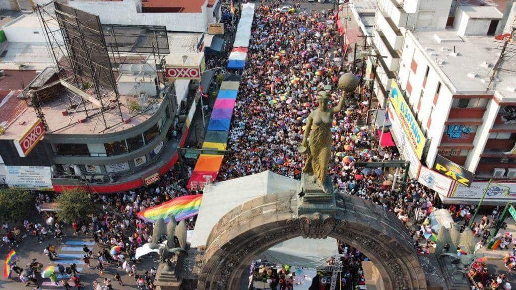 Marchan miles de personas por la Diversidad en Monterrey