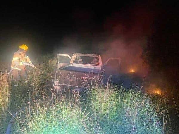 Se incendia camioneta en Linares