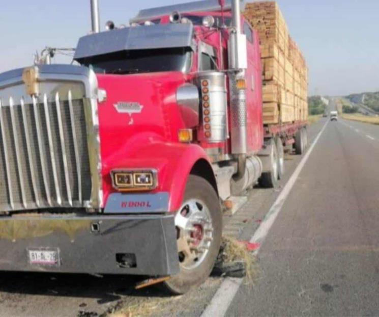 Motociclista muere tras ser impactado por tráiler en Juárez
