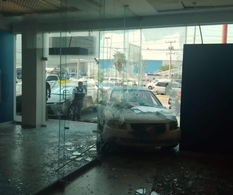 Se estrella conductor contra banco en Monterrey