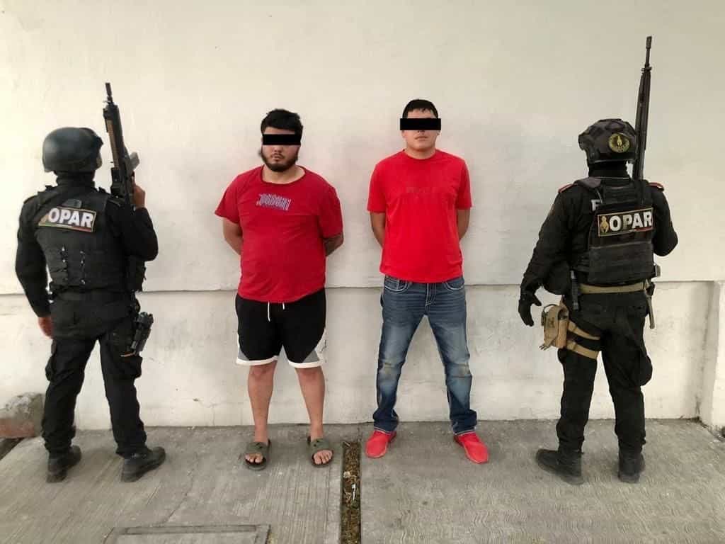 Dos presuntos delincuentes fueron detenidos por elementos de Fuerza Civil, al confiscarles droga y un fusil de asalto, en Cerralvo.