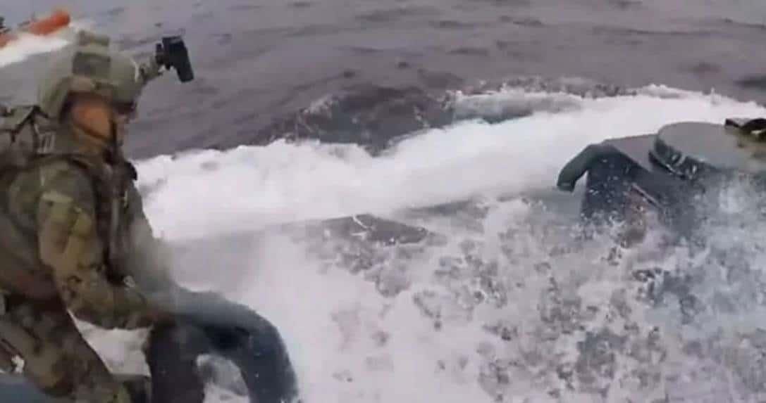 Difunden video de guardacostas que interceptó narcosubmarino