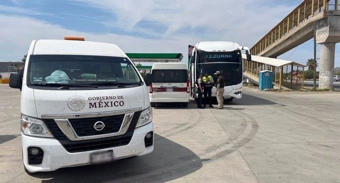 Rescatan a 130 migrantes que viajaban en autobuses en Sonora