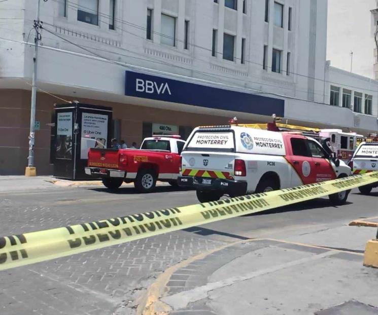 Moviliza presunto conato de incendio en banco de Monterrey