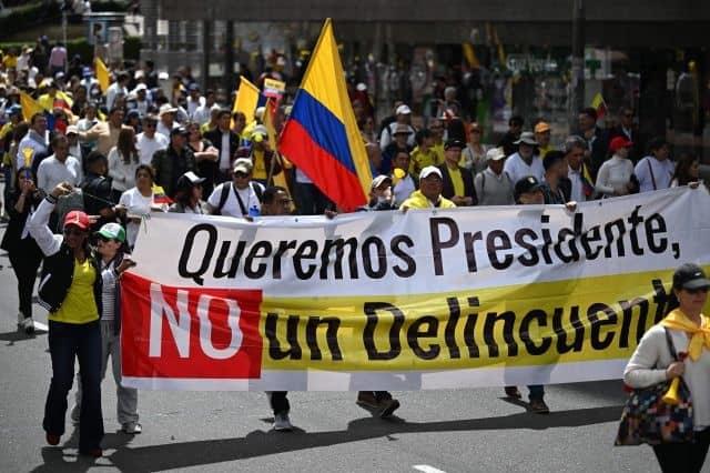 Miles protestan en Colombia contra las reformas de Petro