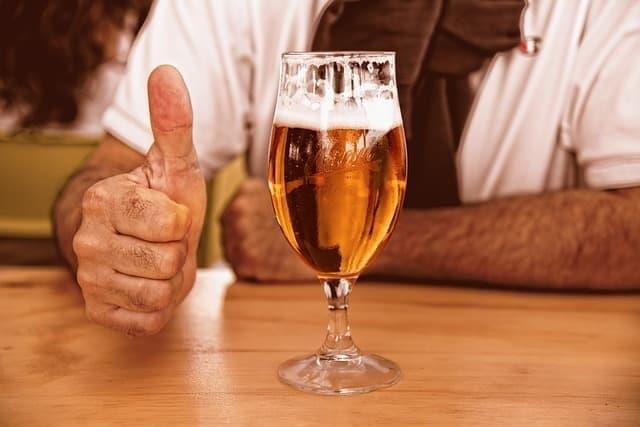 Mexicanos consumen más cerveza por ola de calor