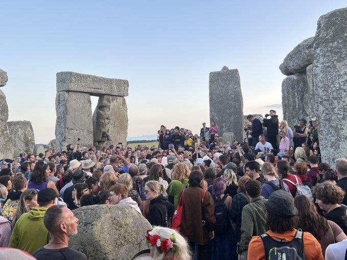 Miles se reúnen en Stonehenge para el ritual anual de verano