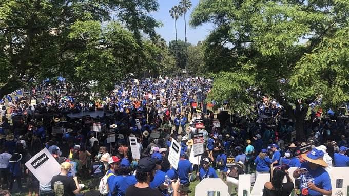 Protesta huelga de escritores en California