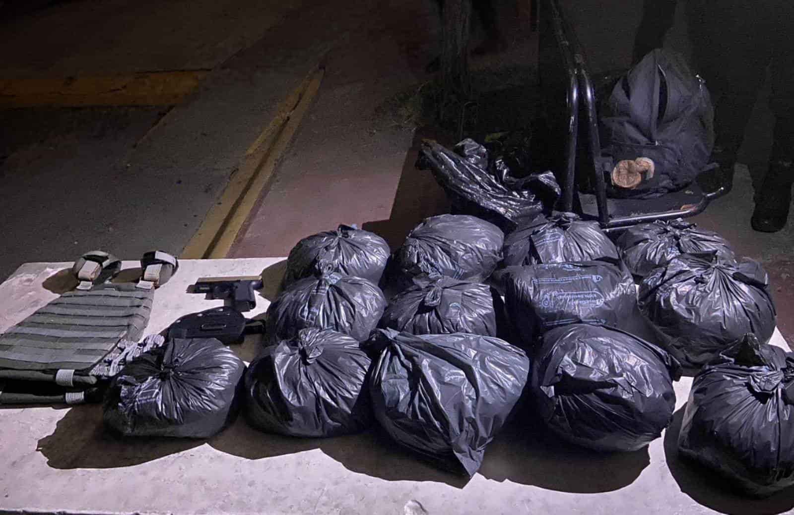 Un pepenador que llevaba 13 kilos de marihuana, un chaleco antibalas y un arma de fuego con 15 cartuchos hábiles, fue detenido por elementos de la Policía de Proximidad de Escobedo, en la Colonia Fomerrey 9.