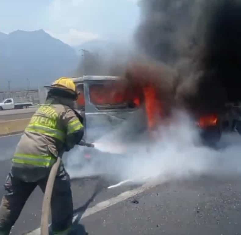 Los puestos de socorro se movilizaron a la Carretera Monterrey-Saltillo, al reportarse el incendio de una camioneta en el municipio de García.