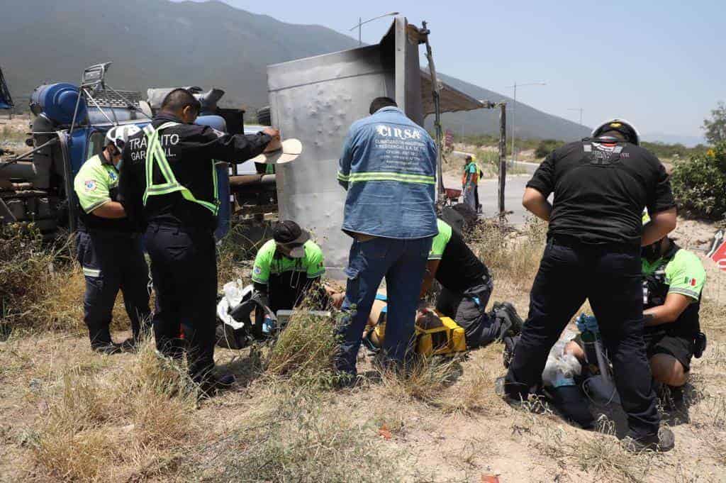 El conductor de un camión de carga falleció luego de volcarse en municipio de García, al ganarle el material que transportaba, salir proyectado y luego aplastado por la propia unidad que manejaba