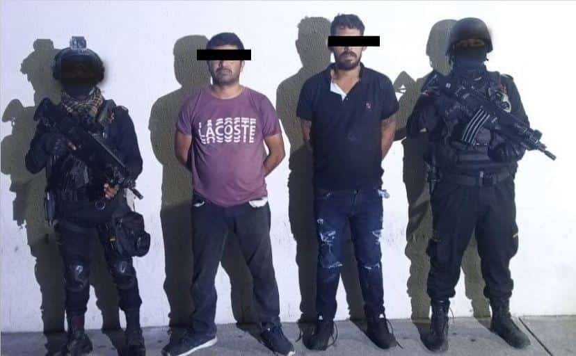 Tras una persecución elementos de Fuerza Civil lograron capturar a dos sujetos que portaban un arma larga abastecida y sustancias tóxicas, en Sabinas Hidalgo