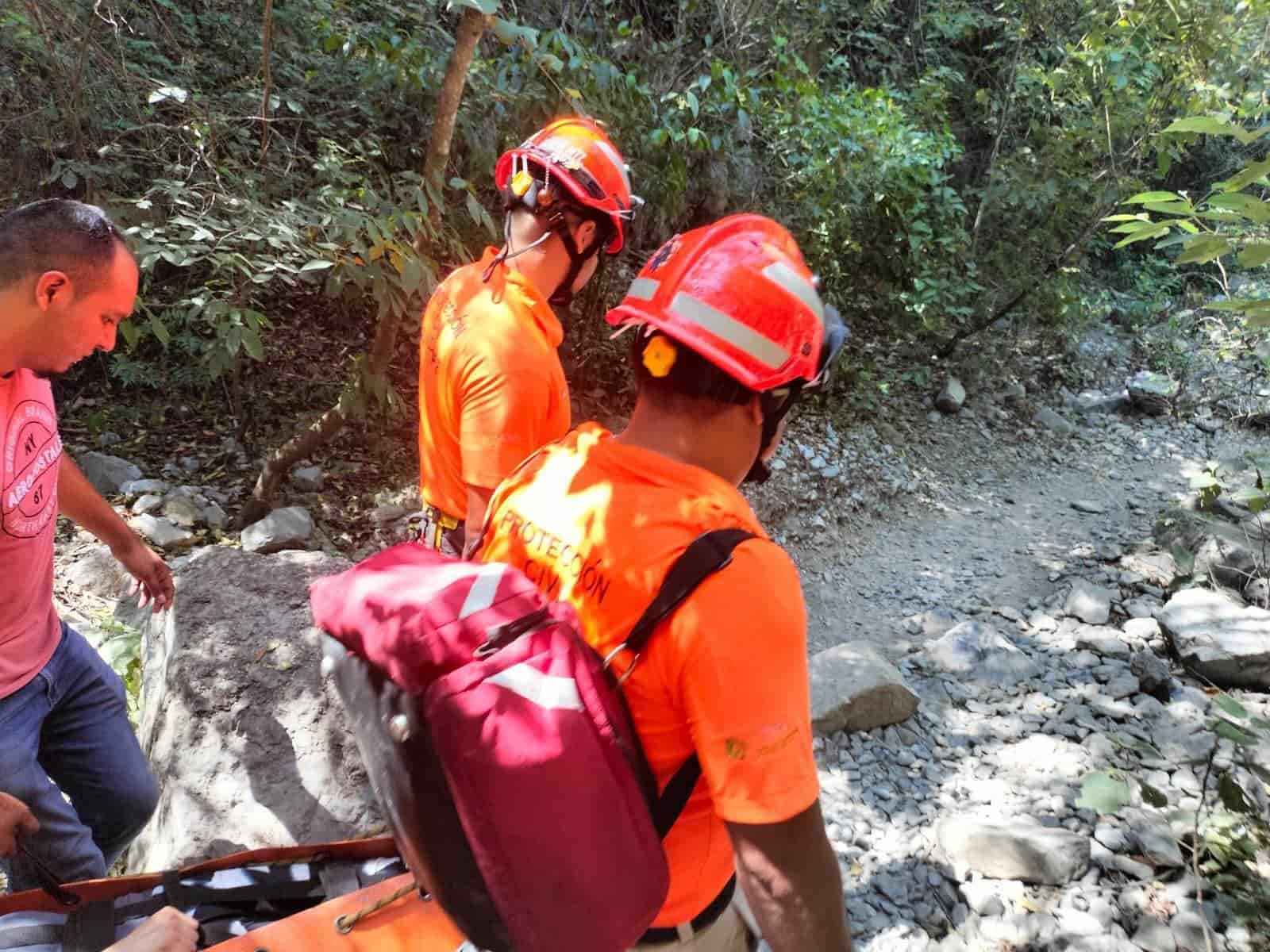 Elementos de Protección Civil Municipal de Guadalupe, realizaron el rescate de una mujer, que se lesionó al caminar en la zona de las Cascadas del Cerro de la Silla.