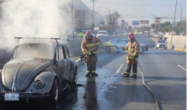 Se incendia auto compacto en Avenida Revolución
