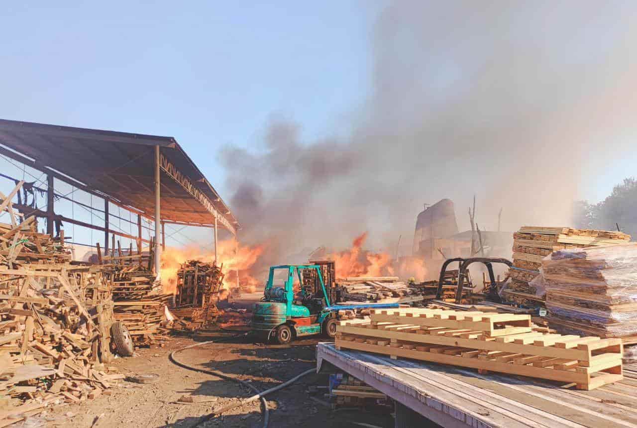 El incendio de una fábrica de tarimas movilizó a los cuerpos de rescate quienes trabajaban para sofocar el fuego, en Apodaca.