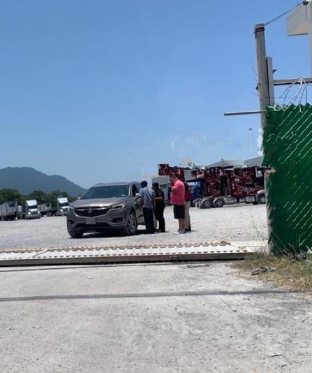 Un trabajador de una empresa transportista termino con lesiones de consideración, al caerle encima un portón de tres toneladas de peso en la entrada principal de la compañía ubicada en el municipio de Allende, Nuevo León.