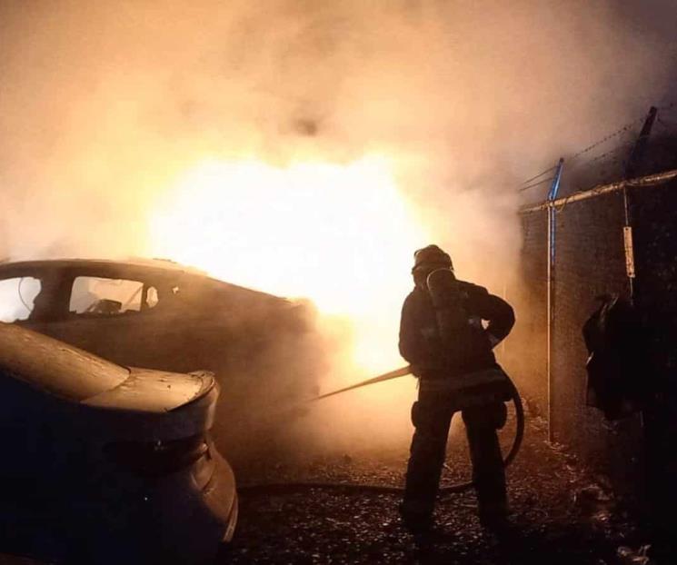 Hombre entra a agencia y quema autos de lujo en Culiacán