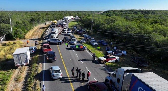 Padres de desaparecidos bloquean carretera en Tamaulipas