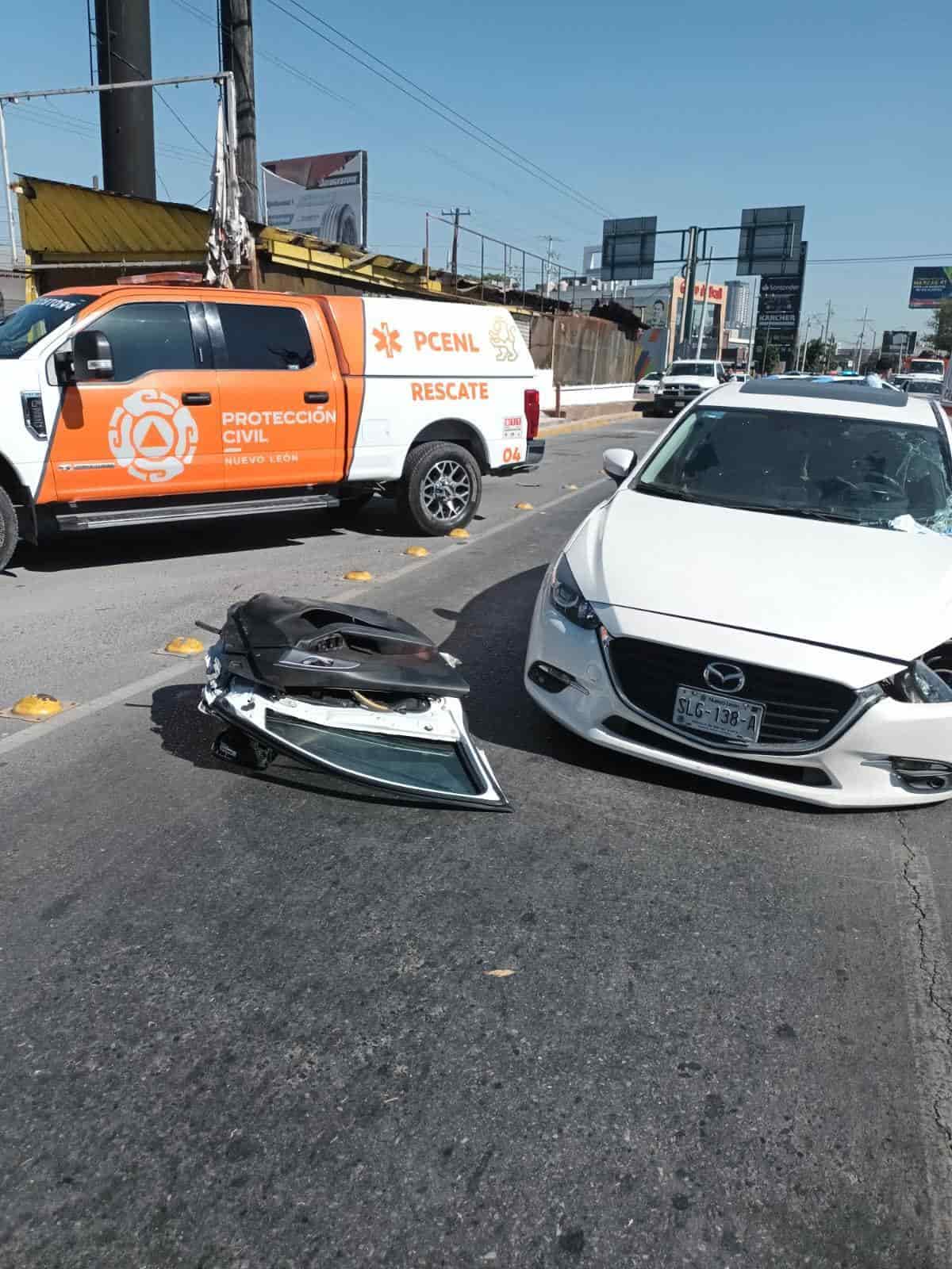 La conductora de un vehículo quedó atrapada luego de estrellarse contra la base de concreto de un anuncio de bandera, ayer en la Avenida Revolución a la altura de la Colonia Buenos Aires, al sur de Monterrey.