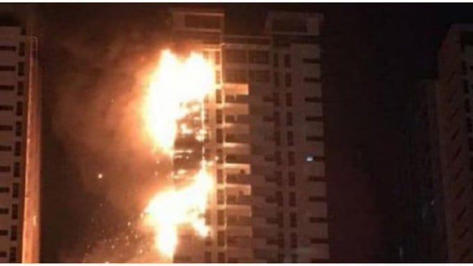 Incendio arrasa con edificio residencial en EAU