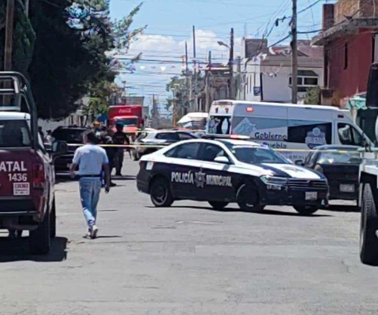 Balacera frente a secundaria deja un muerto en Puebla