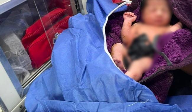 Migrantes ayudan a mujer a dar a luz en un camión