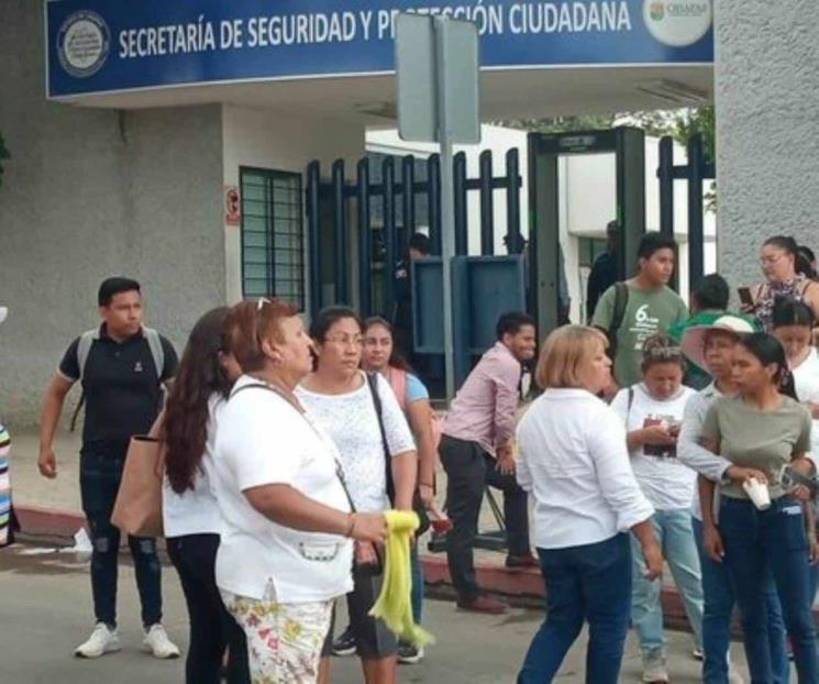 Familiares de los 16 empleados bloquean carretera en Chiapas