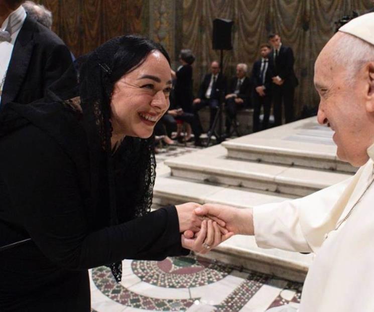 Sin ser religiosa, Carla Morrison se reúne con el Papa