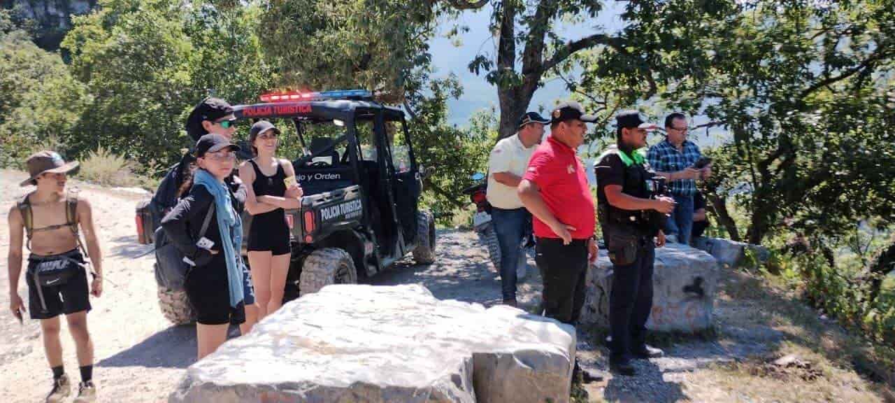Los puestos de socorro se movilizaron al municipio de Montemorelos, al reportarse el desbarrancamiento de una camioneta, en el Paraje turístico conocido como El Mirador de la Piedra Parada.