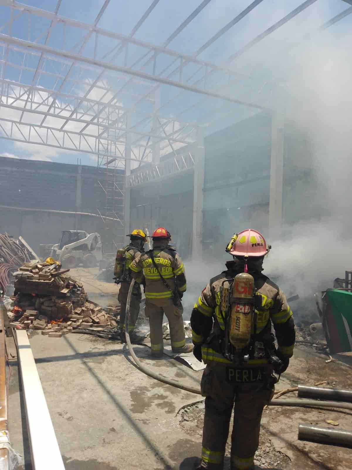 Elementos de la Central de Bomberos de Nuevo León, se concentraron en una bodega ubicada en la Colonia Moderna, donde se reportó un incendio.