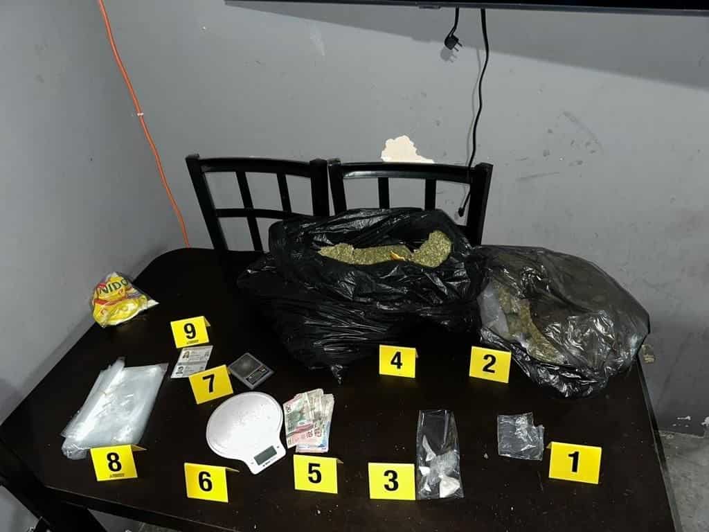 Dos detenidos y el aseguramiento de droga, dejó un cateo realizado a un domicilio en el municipio de Benito Juárez donde se realizaban presuntas actividades de narcomenudeo.