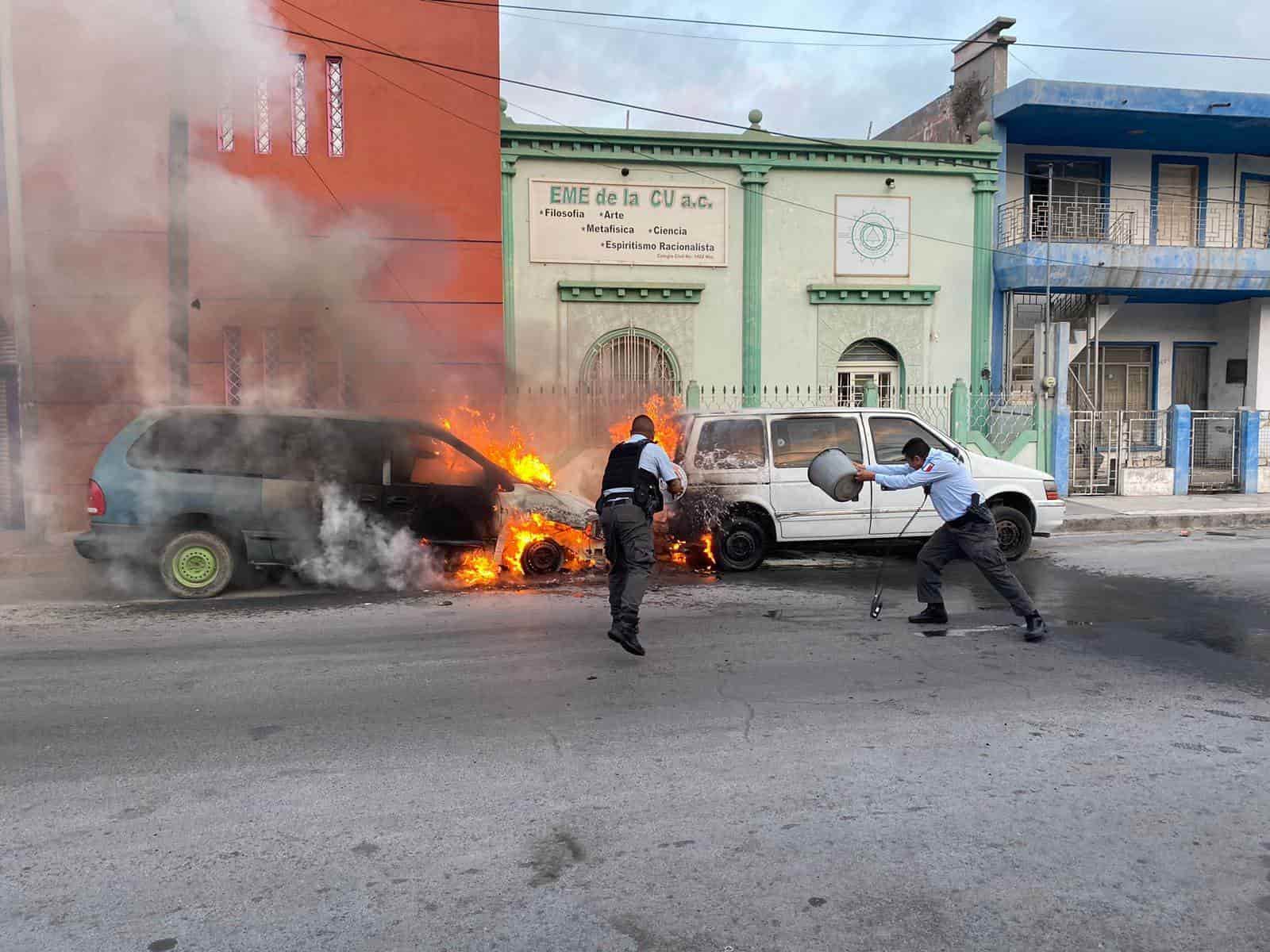 Un par de vehículos estacionados en calles de la Colonia Sarabia se incendiaron, a una cuadra de la Avenida Colón, en Monterrey.