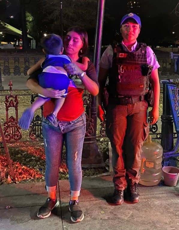 Un hombre fue detenido por oficiales de la Policía de Monterrey, luego de presuntamente privar de la libertad a un niño de 2 años de edad, aprovechando que sus padres estaban ocupados atendiendo un puesto de tacos, en la Alameda Mariano Escobedo.