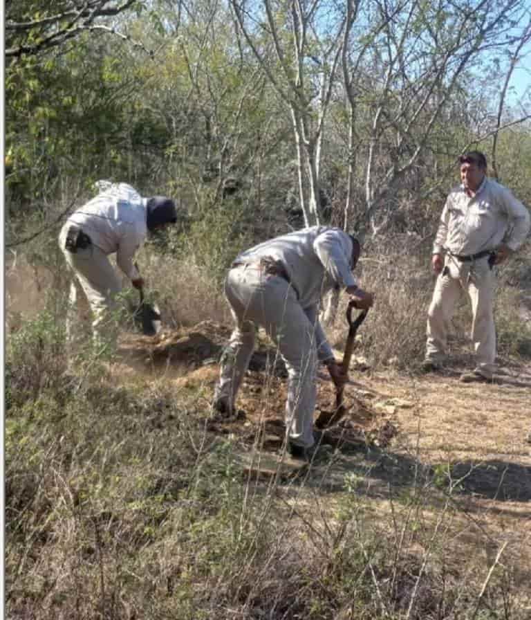 Elementos de la policía preventiva de Linares, lograron ubicar una toma clandestina de uno de los ductos de la empresa federal de Pemex, donde sustraían combustible.