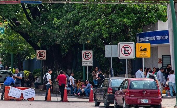 Familiares de oficiales plagiados hacen bloqueos en Chiapas