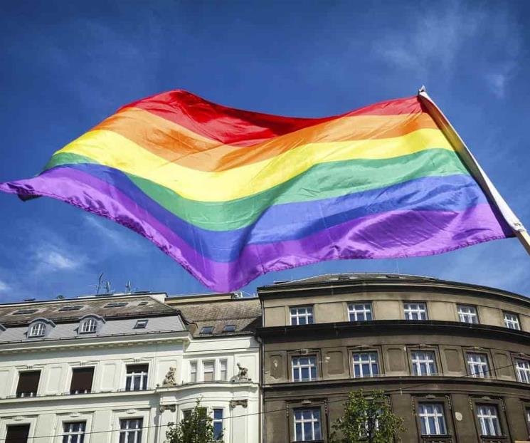 Madrileños corren en carrera de tacones por orgullo LGBT+