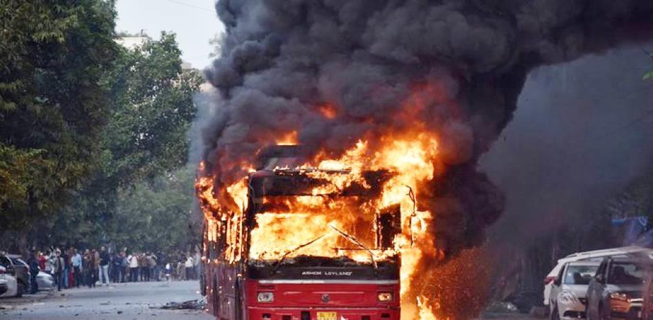 Incendio de camión deja 25 muertos
