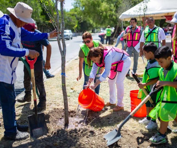 Siembran árboles en escuelas de Guadalupe