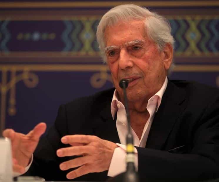 Hospitalizan por covid a Vargas Llosa