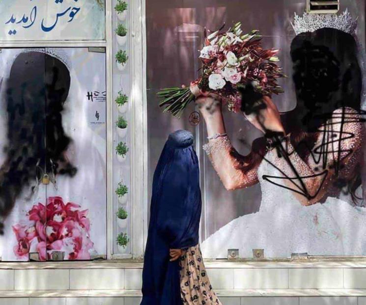 El Talibán cierra todos los salones de belleza en Afganistán