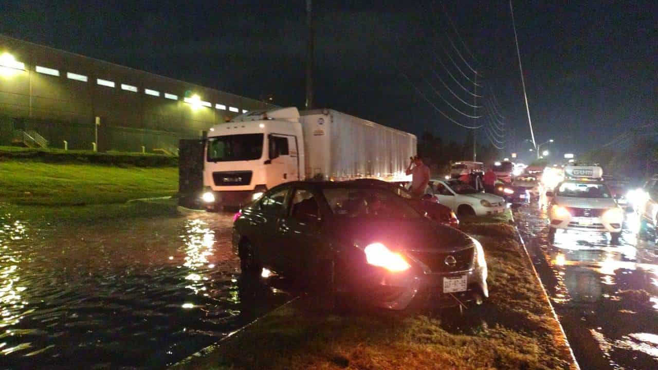 Diversos rescates de personas arrastradas por el agua, autos varados, inundaciones y al menos un árbol caído en la zona metropolitana de Monterrey, es lo que dejó la fuerte lluvia y vientos moderados registrados entre la noche del lunes y madrugada de ayer.