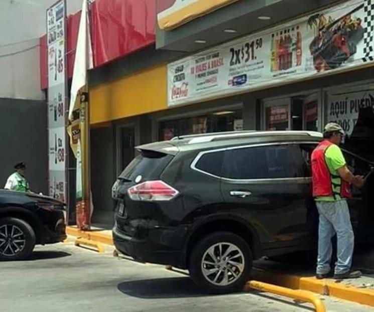 Estrella su carro contra tienda de conveniencia en Guadalupe