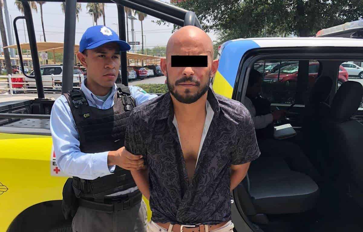 Un venezolano fue detenido por oficiales de la Secretaría de Seguridad y Protección a la Ciudadanía de Monterrey, luego de presuntamente asaltar con lujo de violencia a un hombre, a quien despojó de su tarjeta de débito al interior de un cajero automático.