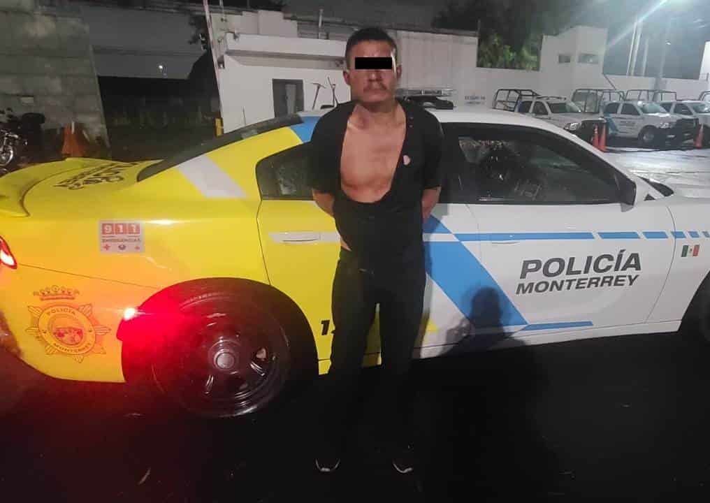 Tras presuntamente atacar con un cuchillo a una pareja sin motivo alguno, un hombre fue detenido por oficiales de la Secretaría de Seguridad y Protección a la Ciudadanía de Monterrey, la madrugada de ayer en el centro de la ciudad.