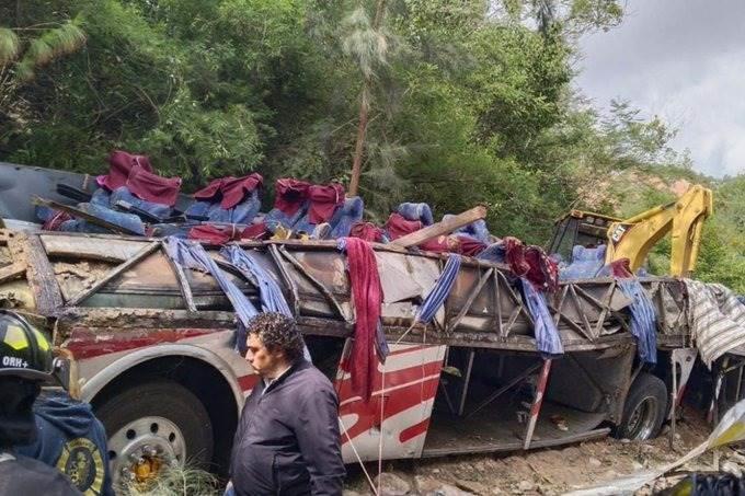 Suman 29 muertos tras volcadura de autobús en Oaxaca