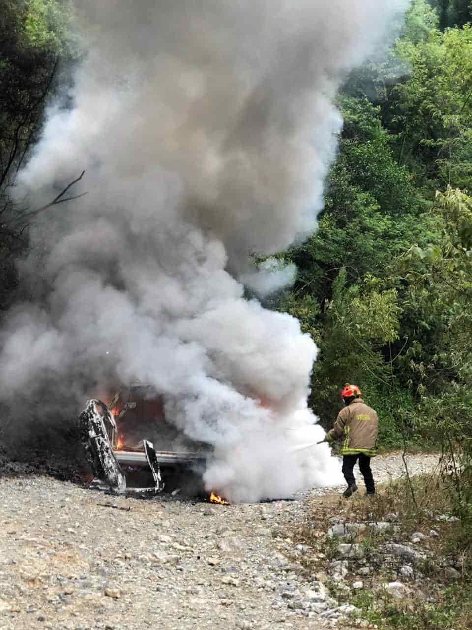 Una falla en el sistema de balatas, provocó que una camioneta se incendiara en un camino vecinal, en Allende.