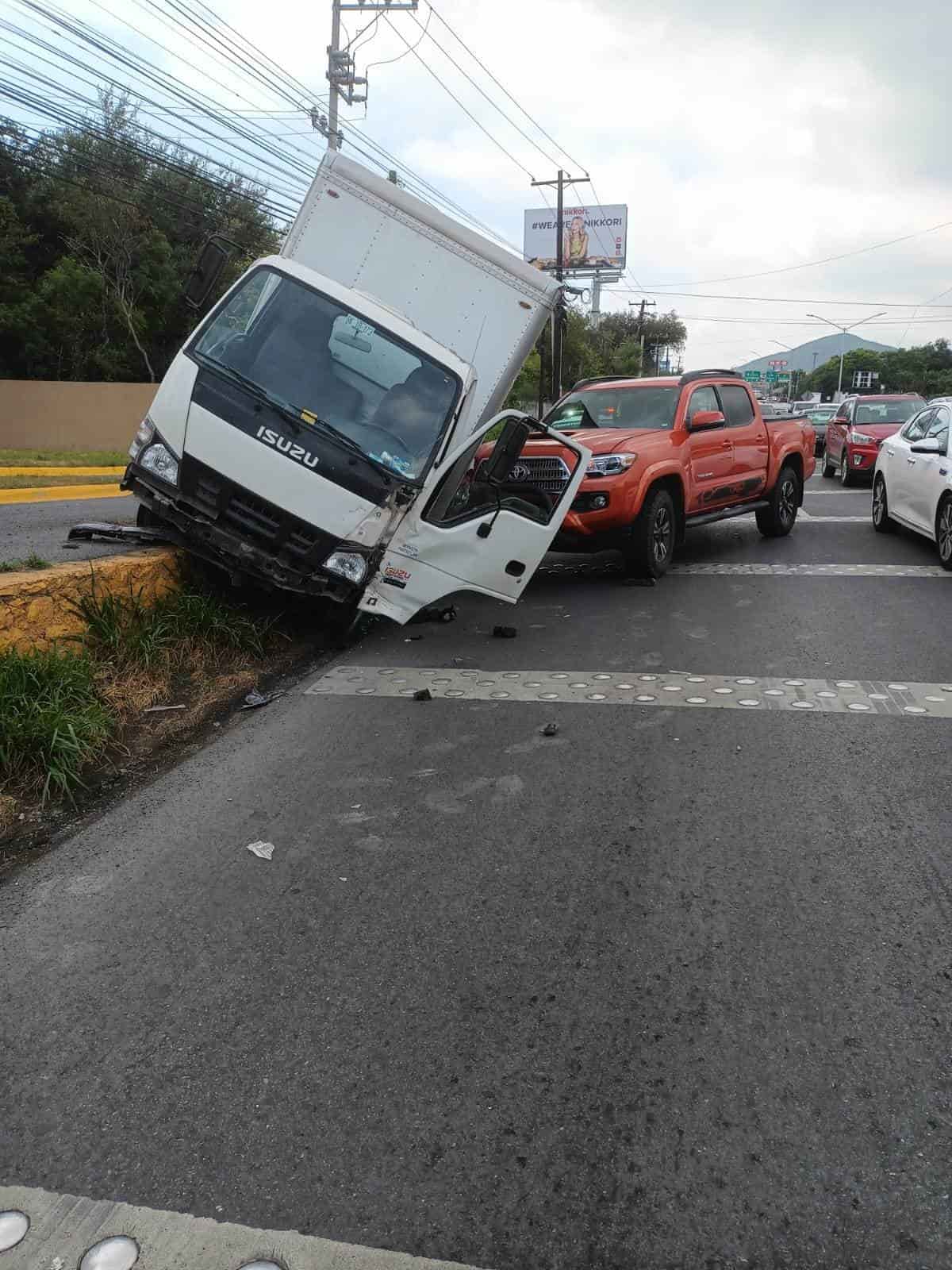 Al menos dos lesionados dejó un choque registrado ayer en la Carretera Nacional, a la altura de La Roja, al sur del municipio de Monterrey.