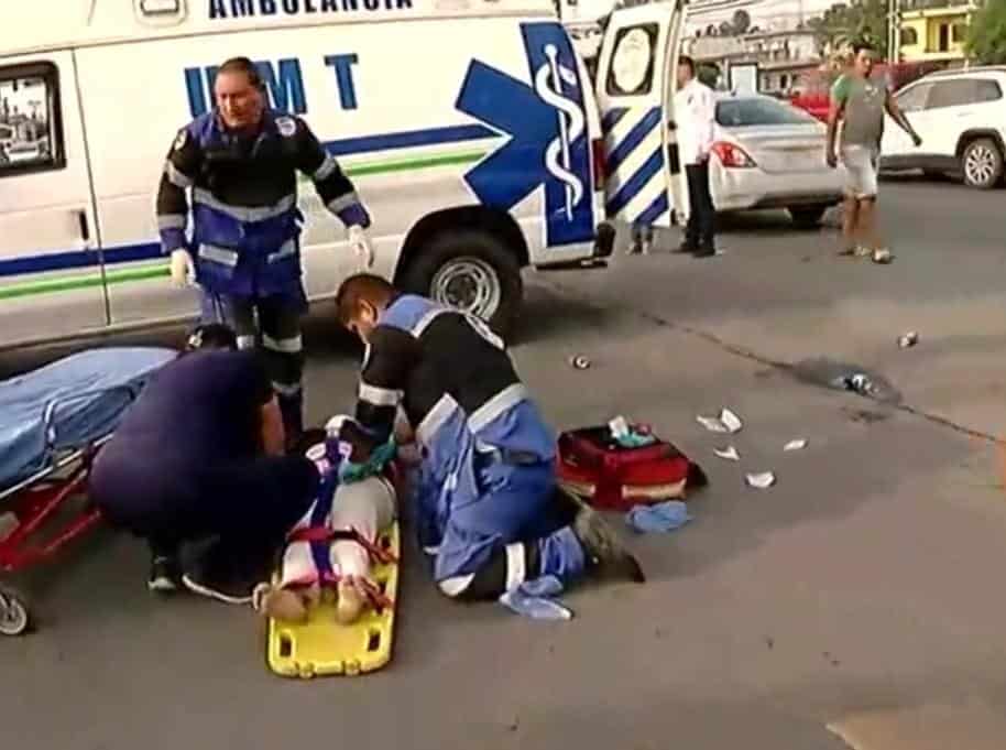Con diversas lesiones resultó una pareja que viajaba en una motocicleta tras chocar contra un vehículo, ayer en la Colonia Niño Artillero.