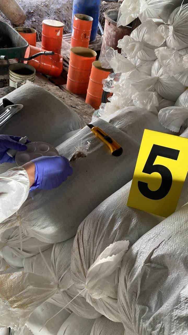 Elementos de la Fiscalía General de la República en coordinación con la SEDENA y Fuerza Civil, reventaron un narco-laboratorio dónde elaboraban matanfetaminas, en Doctor González.